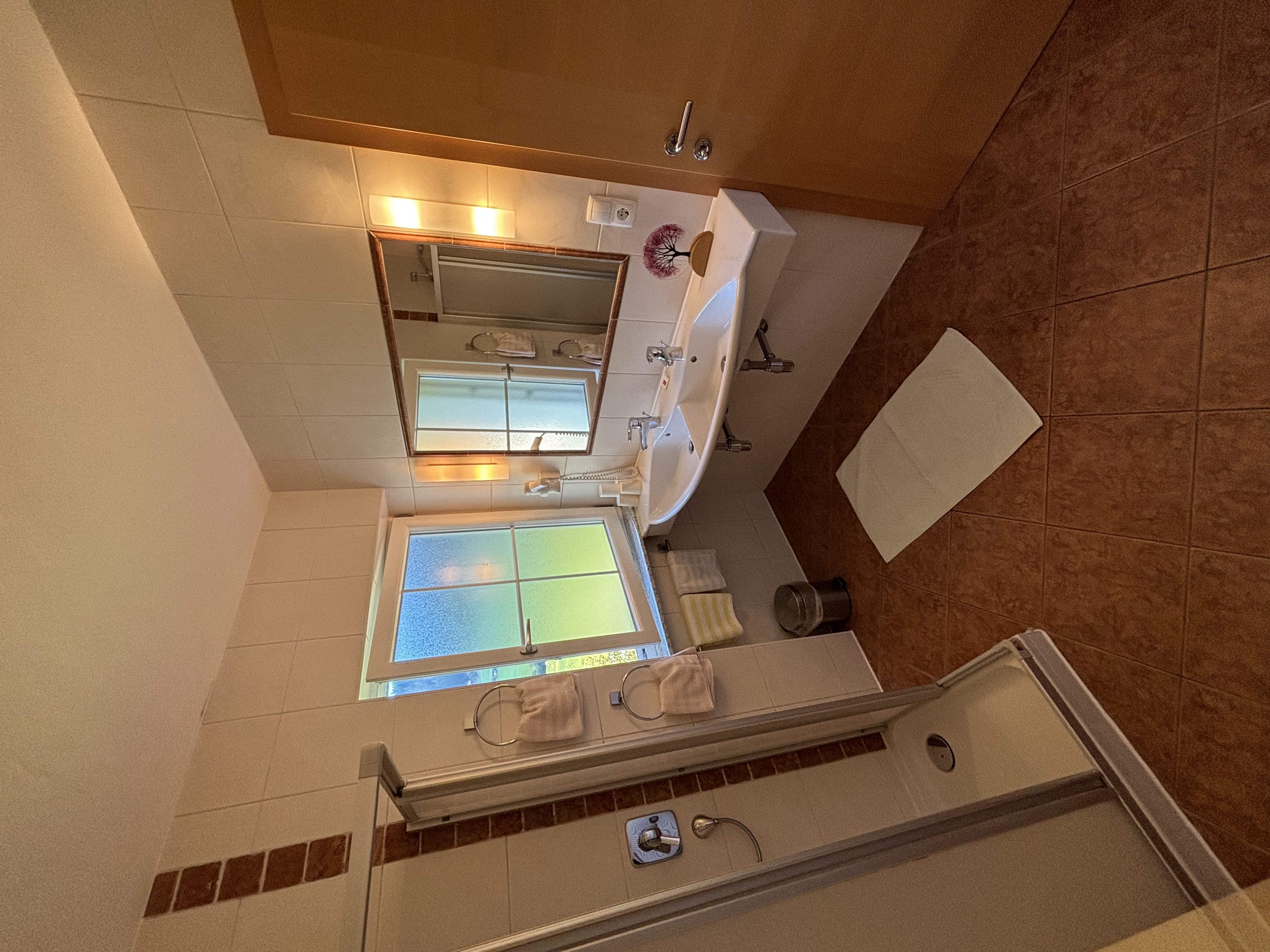 Badezimmer einer Mitarbeiterunterkunft