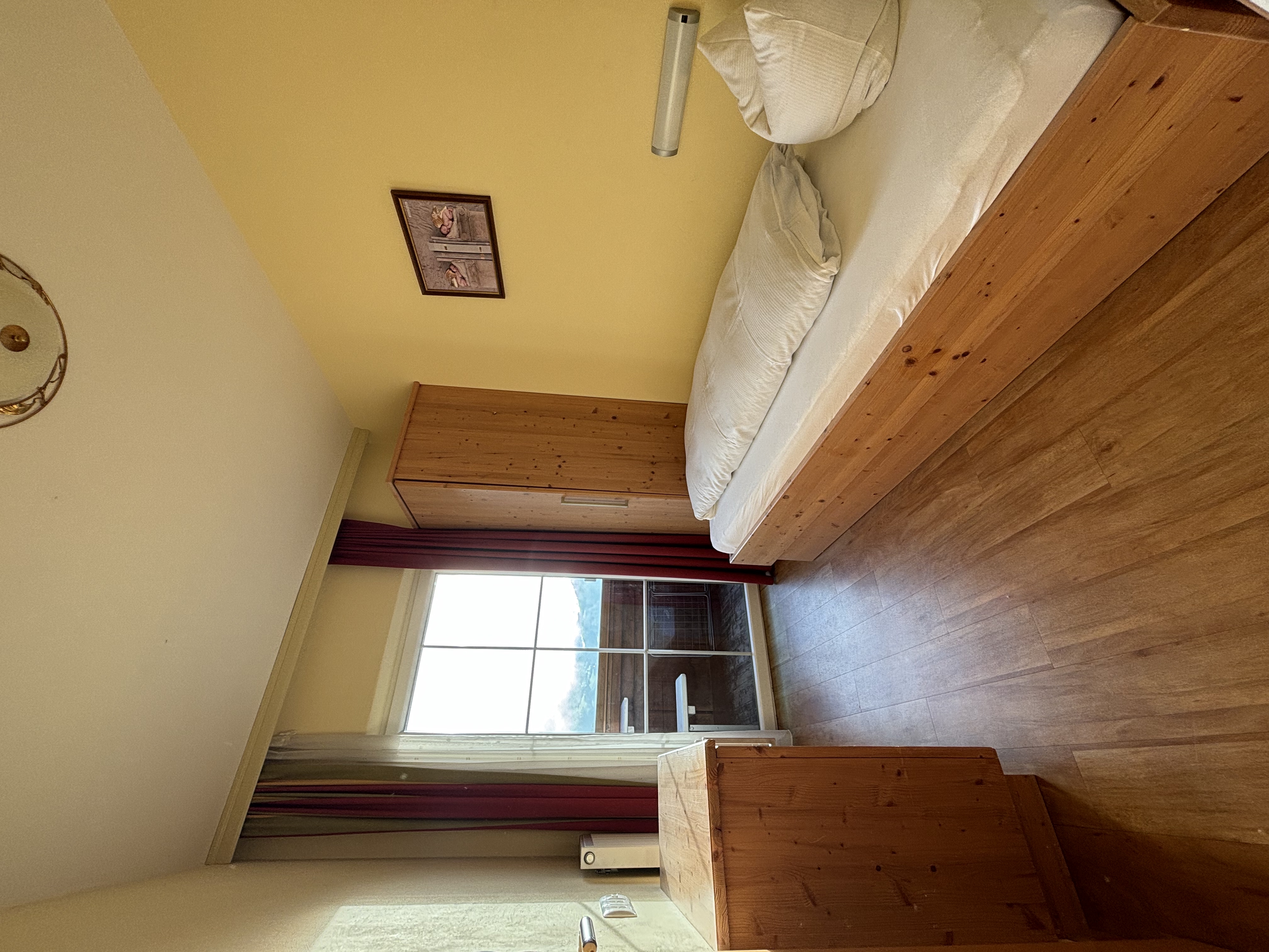 Gepflegtes Zimmer einer Mitarbeiterunterkunft
