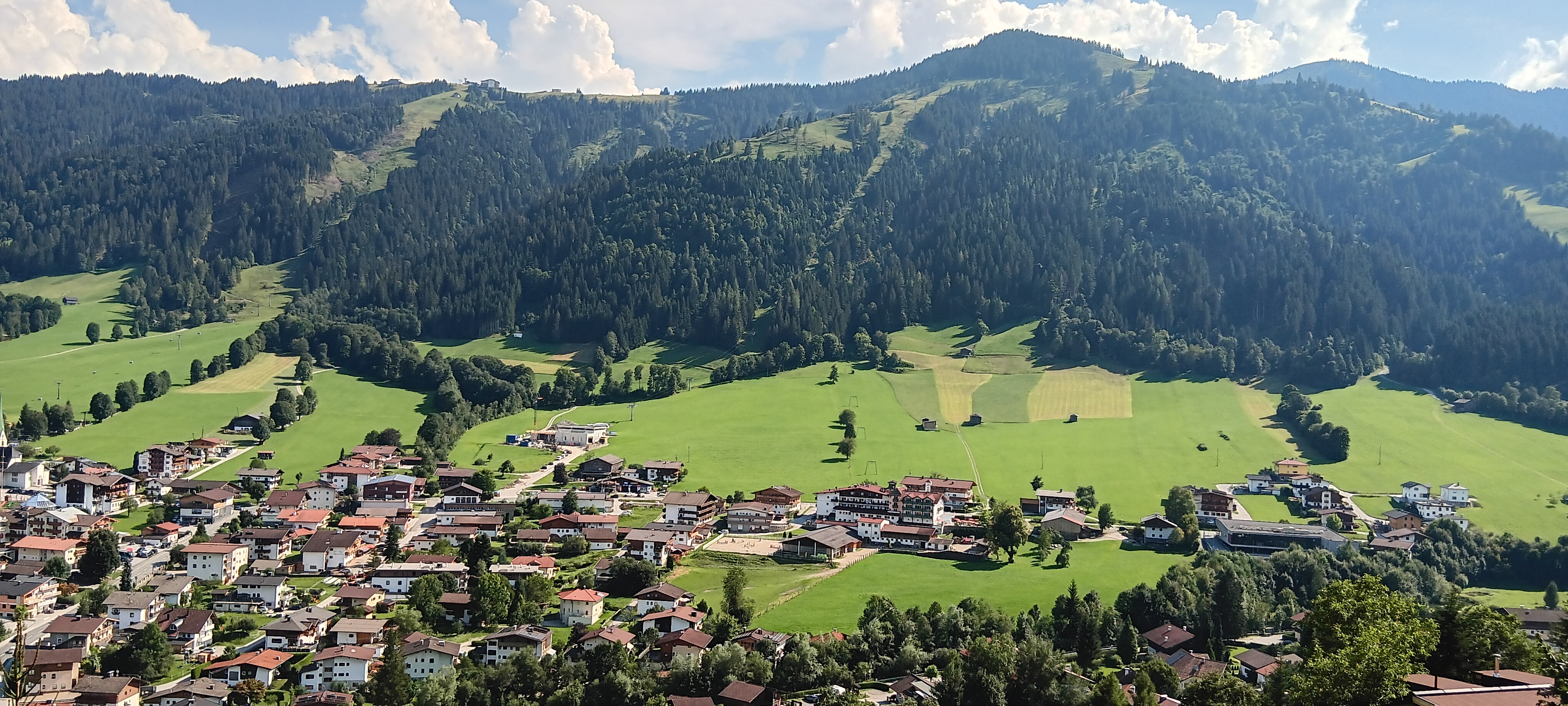 Ausblick auf die Tiroler Berglandschaft